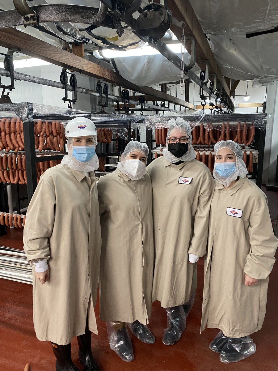 mattragas's tweet photo. Learning how the sausage gets made..literally! One of our @DePaulPRAD #PRAD373 PRAD Entrepreneurs teams gained first-hand experience this week learning about the business of the class client: woman-owned, 100+ years young Makowski's Real Sausage Co! #chicago #southside @CMNDePaul https://t.co/HO8QGVjE4C
