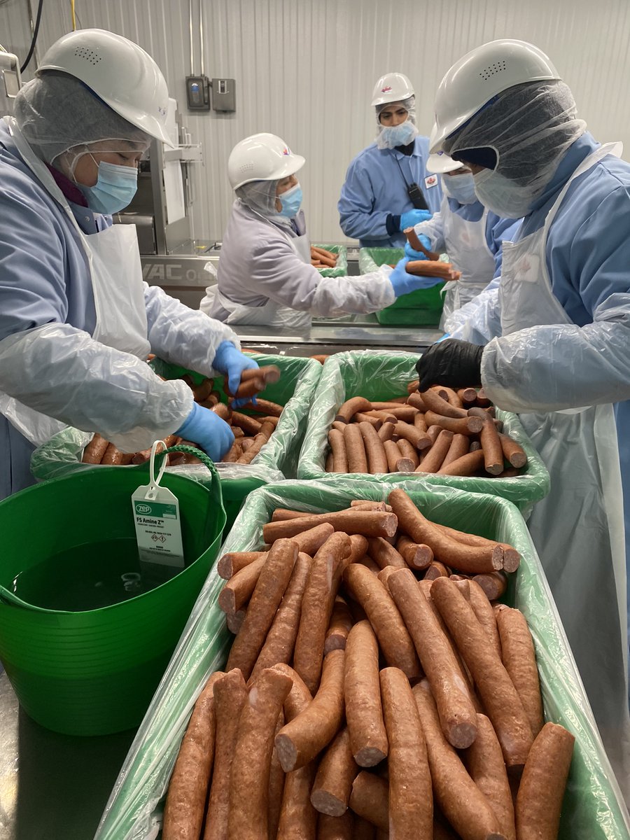 mattragas's tweet photo. Learning how the sausage gets made..literally! One of our @DePaulPRAD #PRAD373 PRAD Entrepreneurs teams gained first-hand experience this week learning about the business of the class client: woman-owned, 100+ years young Makowski's Real Sausage Co! #chicago #southside @CMNDePaul https://t.co/HO8QGVjE4C