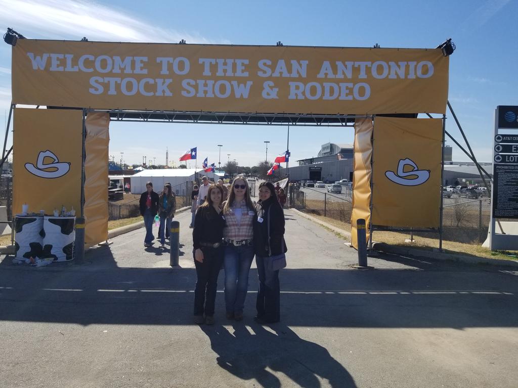 LloydAPGovEcon's tweet photo. #UnlockingPotential #LockhartLeading
First Lockhart FFA Dairy Judging team since 2020.  All new judges, and a great experience judging our first live cows.  Props to these great, courageous young women! https://t.co/3a9vgUttnq
