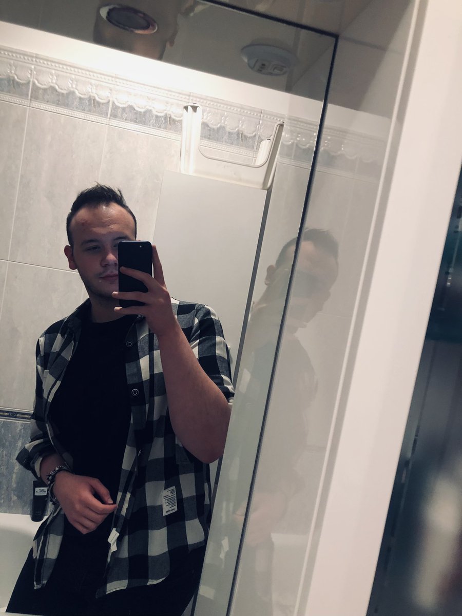 coldart_'s tweet photo. Che stanchezzaaaa🥲 non son più abituato a uscire a cena. #gay #gayitalian #gaymer https://t.co/h0TlktLxes