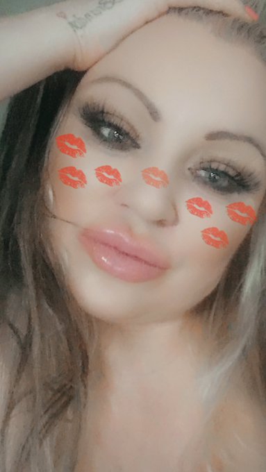 KISSES FOR YOU XXX 😘😘😘❤️ https://t.co/58Ux80skXl