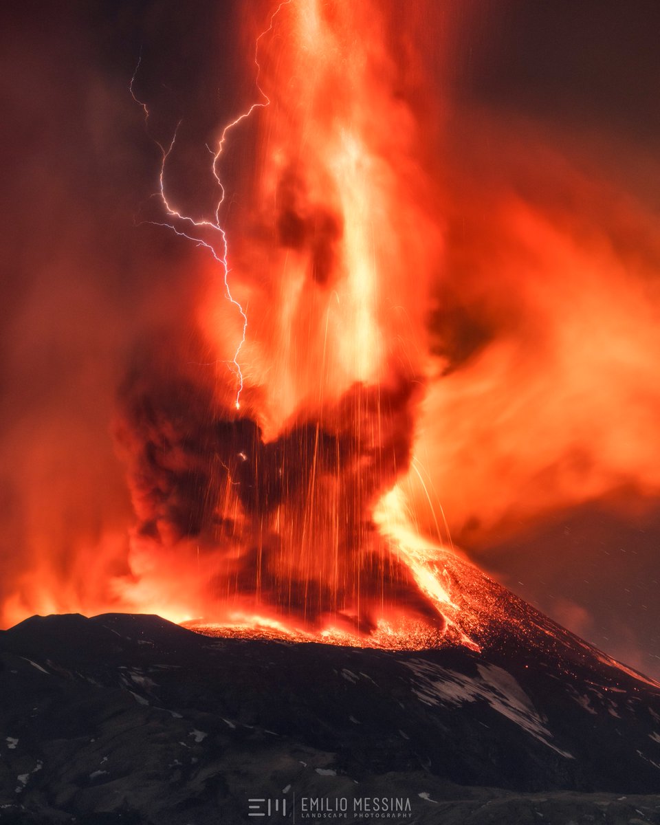 #Etna. Con L'eruzione di stasera, questo #vulcano ci ha stupito ancora una volta. Fulmini (effetto triboelettrico ) ed immense fontane di lava #sicilia #landscapephotography #nature #NaturePhotography  #photography #SonyAlpha