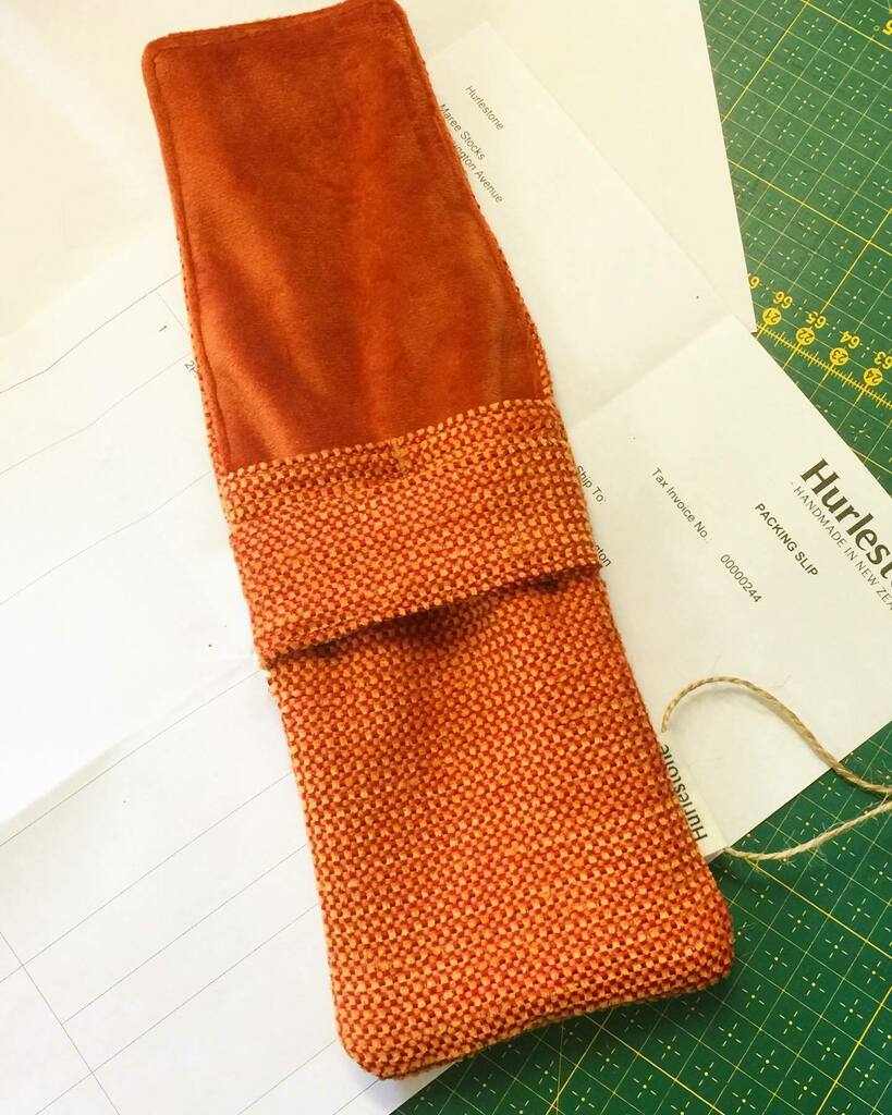 HurlestoneNZ's tweet photo. A beautiful Imanda pouch on its way to a new owner today ✈️😊

#hurlestonenz #penpouch #handmadepouch #nzmade #redorange #fountainpenstorage https://t.co/oeXN8CX1BF https://t.co/vXMvPI5vuP