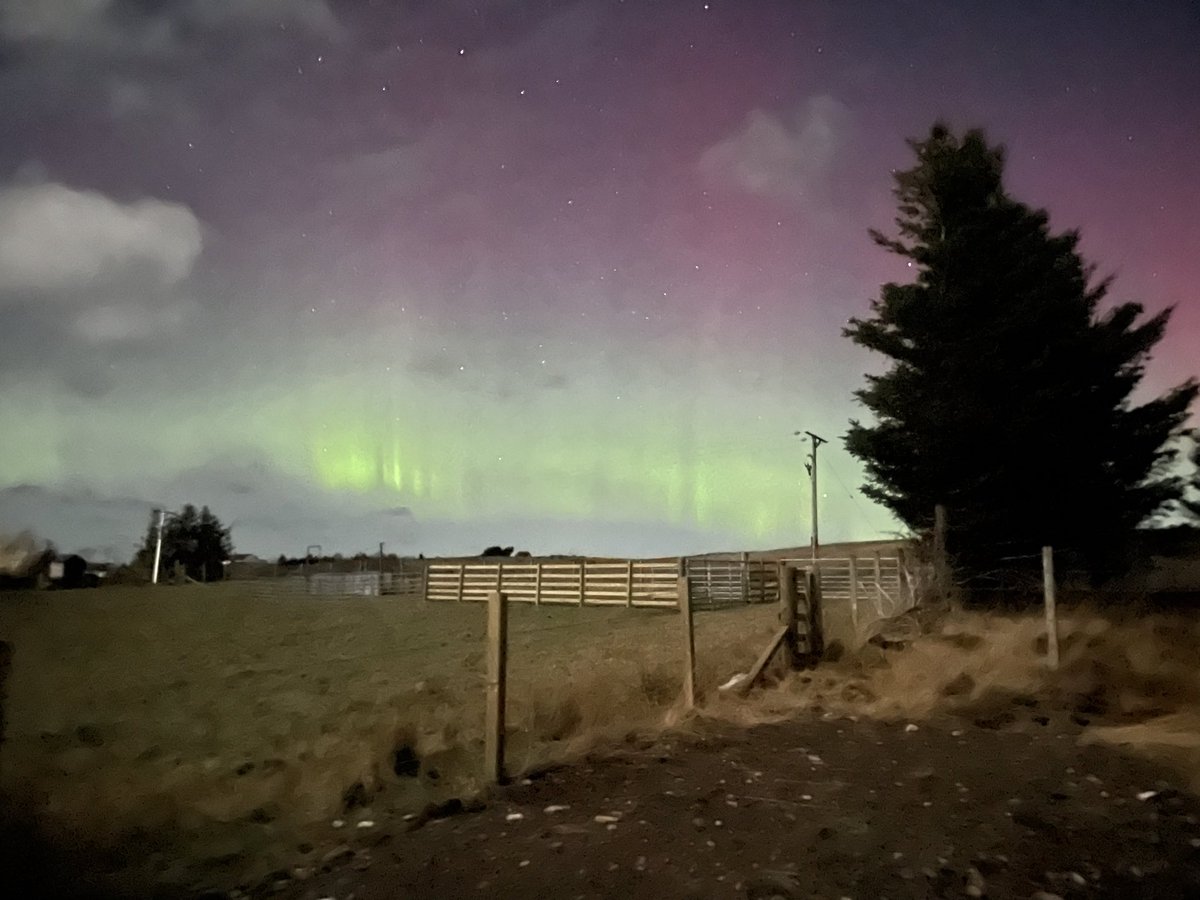 ross_sibbit's tweet photo. Northern lights from Loch Ewe this evening #Aurora #Scotland #nc500
@VisitScotland https://t.co/b5bVseQsGT