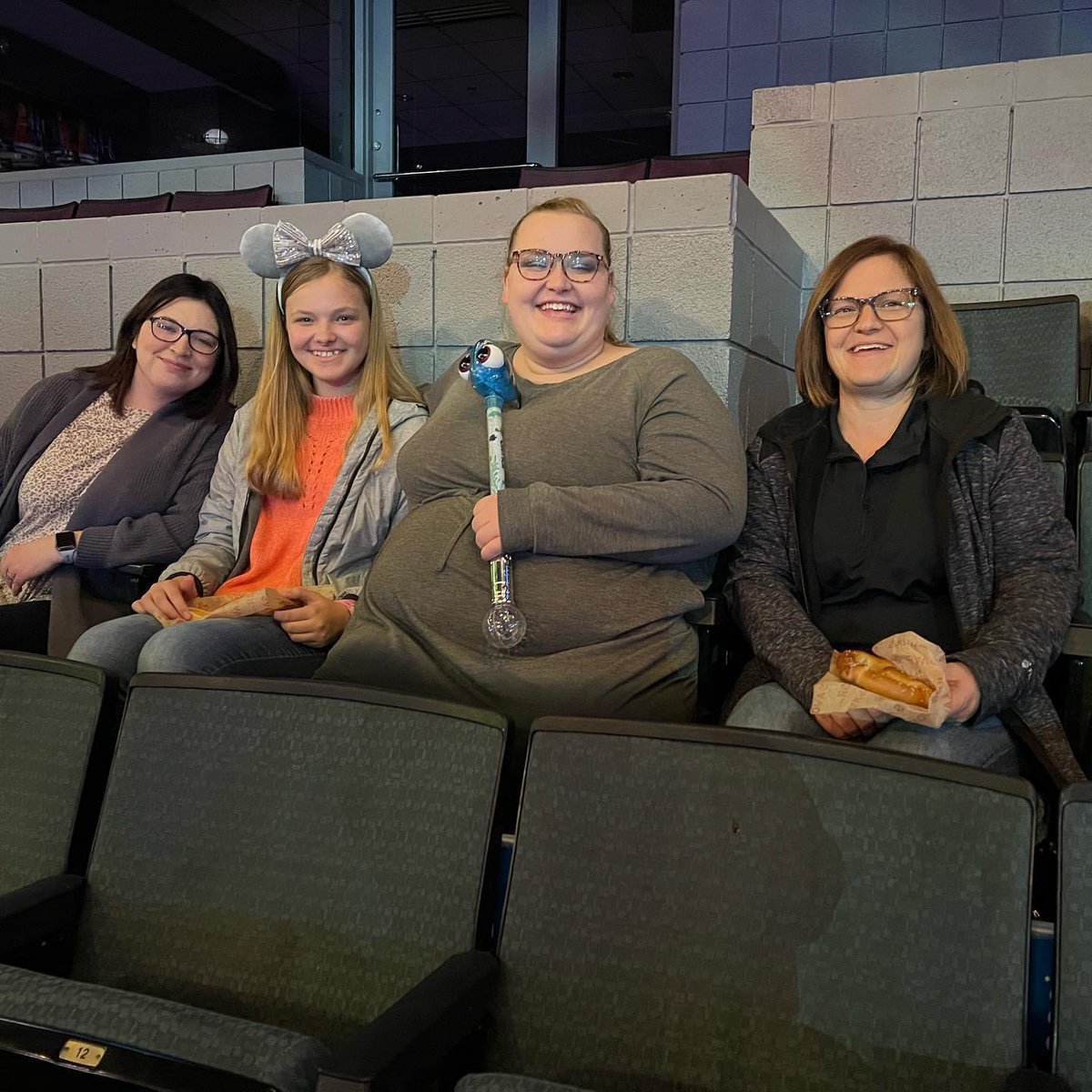 MeaghanAlexis's tweet photo. #disneyonice family time 😍 https://t.co/UrGTPCeqEY