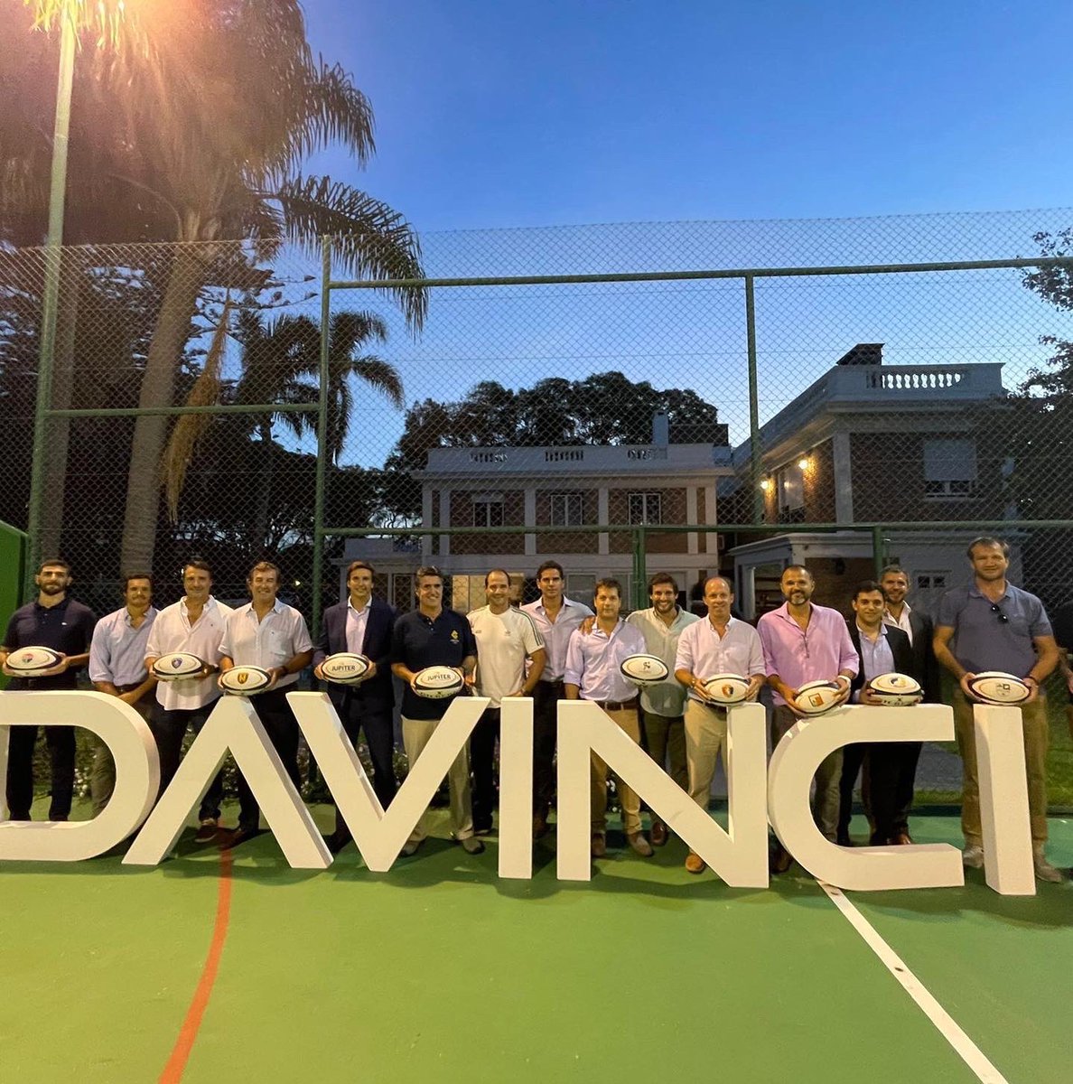 lobosclubpde's tweet photo. Gracias a DAVINCI Trusted Partners por el apoyo al Club Lobos y al rugby, y por obsequiarnos estas hermosas pelotas con nuestro escudo!! 💙💛 https://t.co/85ws1bxXy9