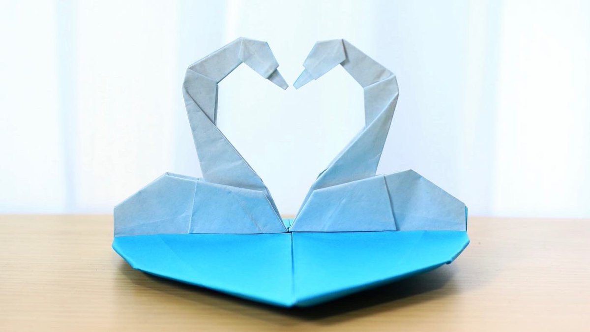 origami_maimai's tweet photo. 【折り紙】
「白鳥のカップル」

首のシルエットと湖面がハート型になっています

折り方をYouTubeで公開中！

https://t.co/alMmpm4A82

今日から3連休、是非〜

35㎝×35㎝ 不切正方形一枚折り
創作者 今井雄大
2022年2月

#バレンタイン 
#折り紙 https://t.co/qS12jmbWT0