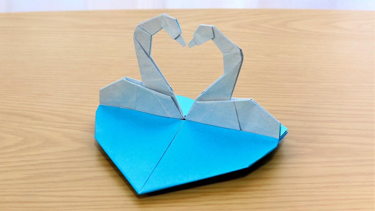 origami_maimai's tweet photo. 【折り紙】
「白鳥のカップル」

首のシルエットと湖面がハート型になっています

折り方をYouTubeで公開中！

https://t.co/alMmpm4A82

今日から3連休、是非〜

35㎝×35㎝ 不切正方形一枚折り
創作者 今井雄大
2022年2月

#バレンタイン 
#折り紙 https://t.co/qS12jmbWT0