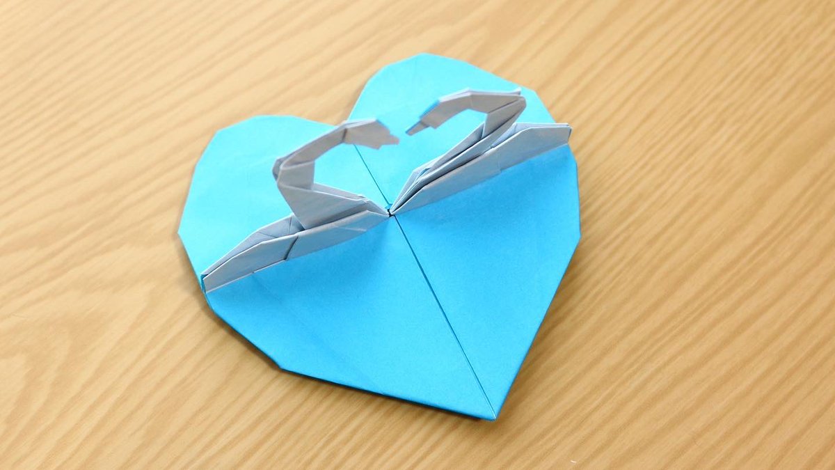 origami_maimai's tweet photo. 【折り紙】
「白鳥のカップル」

首のシルエットと湖面がハート型になっています

折り方をYouTubeで公開中！

https://t.co/alMmpm4A82

今日から3連休、是非〜

35㎝×35㎝ 不切正方形一枚折り
創作者 今井雄大
2022年2月

#バレンタイン 
#折り紙 https://t.co/qS12jmbWT0