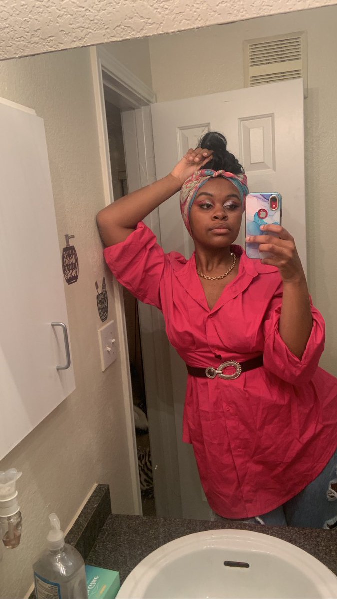 _br33__'s tweet image. Glowing different during Black History Month💗👠