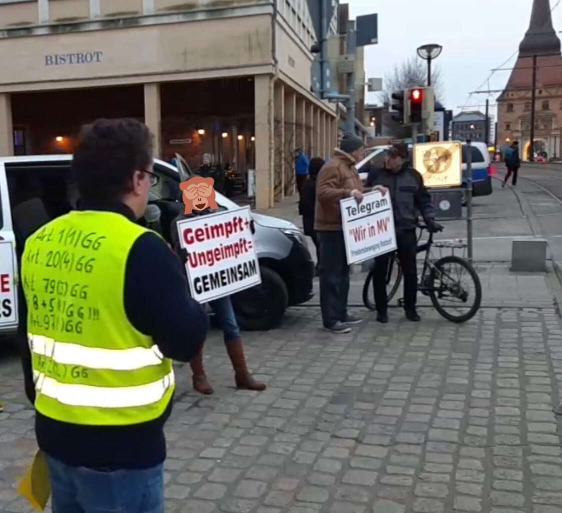 DerNorb's tweet photo. Als Dank trug der gewaltaffine Typ dann auch brav sein Schild und unterhielt sich mit einem anderen militanten Typ der gewalttätigen Demo #hro1001. Der ging direkt voraus, in Absprache mit den anderen vermummten Hools…
„Friedensbewegung #Rostock“ eben…🙄
#hro1002 https://t.co/UelxG9FrZi