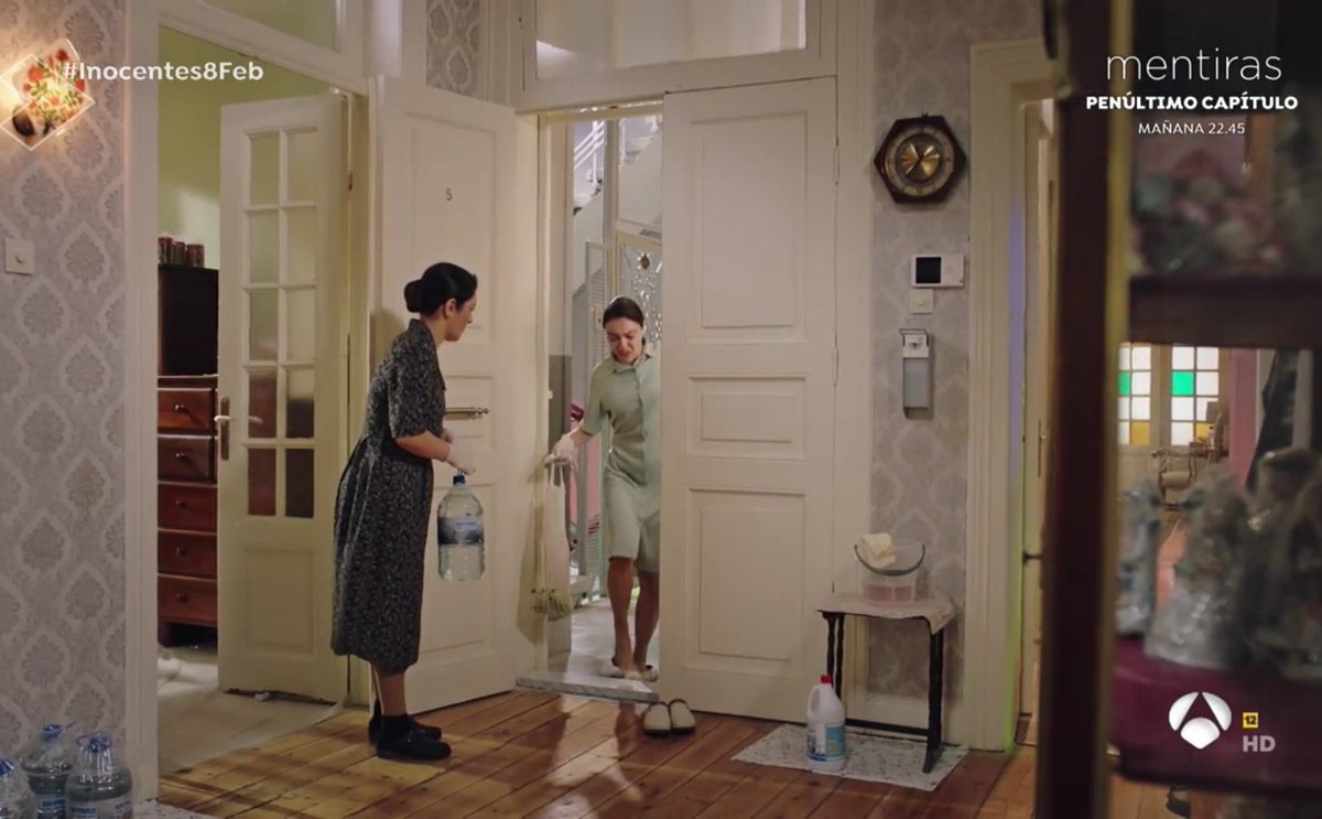 Ayse_oficial's tweet photo. #Inocentes8Feb @Safiye_Inocent
Ay, qué horror! qué horror hermana!. En mi vida he estado tan cansada, voy a acabar con una hernia. Que vida tan dura tenemos. La he limpiado antes de entrar con toallitas. 36 liras, toma. Vale sí, vale https://t.co/uVp6XGqE3h