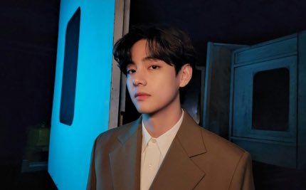 KTH_News's tweet photo. 🗞 #BTSV lit up Samsung’s latest advertisements with his outstanding beauty and innate modeling sense as he showcased new features. As if to prove his enchanting visual &amp; presence, V's photos recorded the most “likes” among individual Instagram cuts.

5 https://t.co/TBk3QLjLuJ https://t.co/zz6qp6IWpr