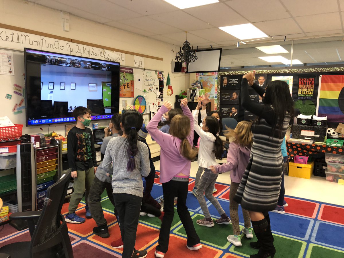 3rd grade had a blast during the schoolwide Loteria and a dance party intermission!  #d112leads #d112teachers @redoakschool <a href="/rudyroman112/">Rudy Lagunas</a> @MsLarson112