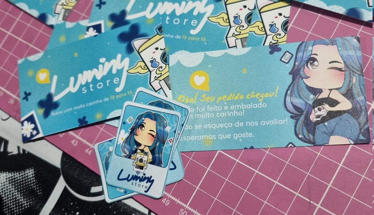 LuminyStore's tweet image. MORRENDO DE AMORES pelos novos cartões de visitas e adesivos da lojinha!

Todos os pedidos enviados a partir de hoje já irão combinando com o novo visual da lojinha que foi feito pela maravilhosa @_airplanedesign!!

💙