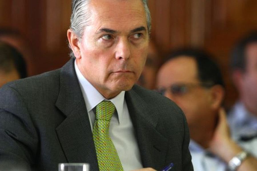 lesliona's tweet image. 🔴 AHORA Jueza Romy Rutherford ordena la detención del ex comandante en Jefe del Ejército Óscar Izurieta tras interrogatorio como inculpado por desvío de gastos reservados. Tiene cinco días para decidir si lo procesa en la causa “fraude en el Ejército” @latercera