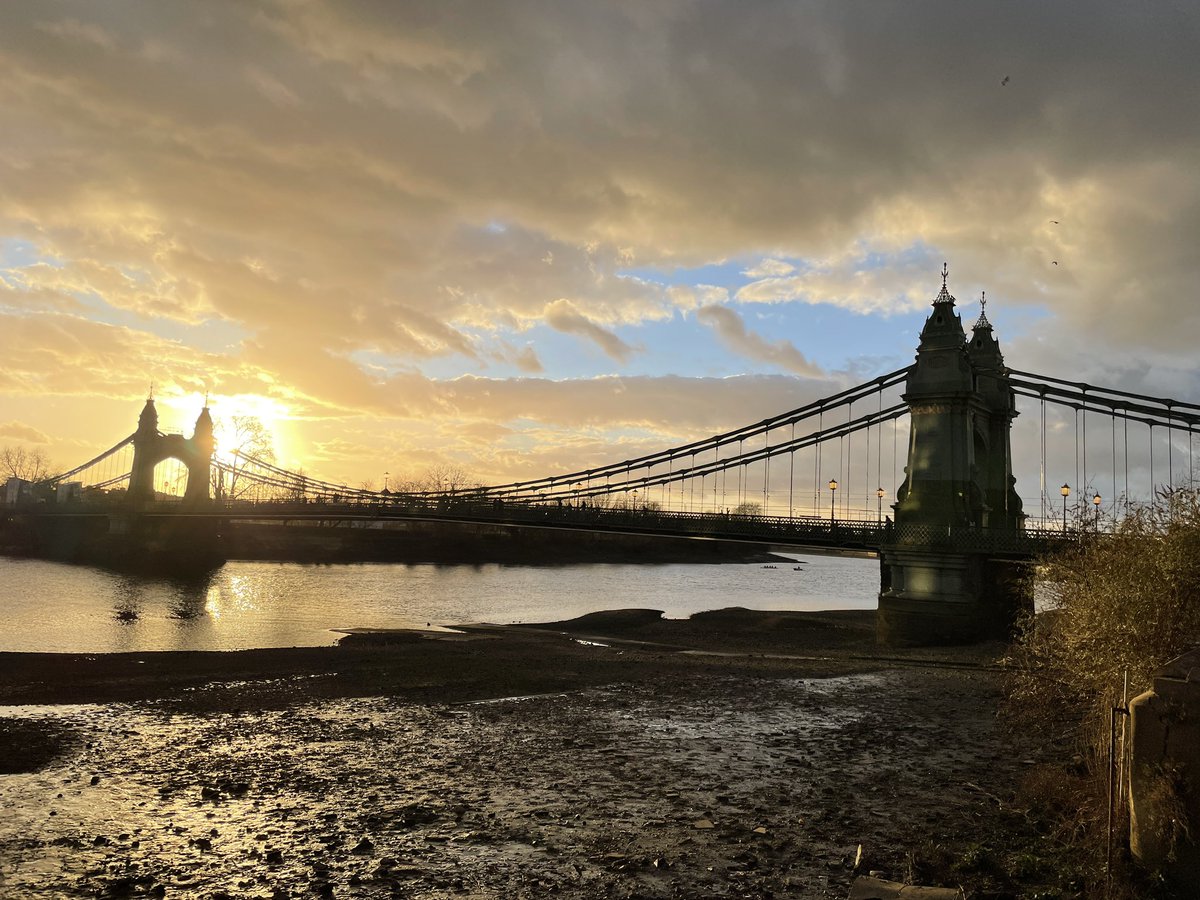 RuthMayorcas's tweet photo. Looking stunning at near sunset Thurs w pple walking/cycling ax. Let’s hope it remains that way #HammersmithBridge. Parked my #bike at #Hsmith B’way whilst going in to town, worried it might not be safe, sigh of relief it was, safe ride home at 9pm on #C9. https://t.co/c3AobGbD5C