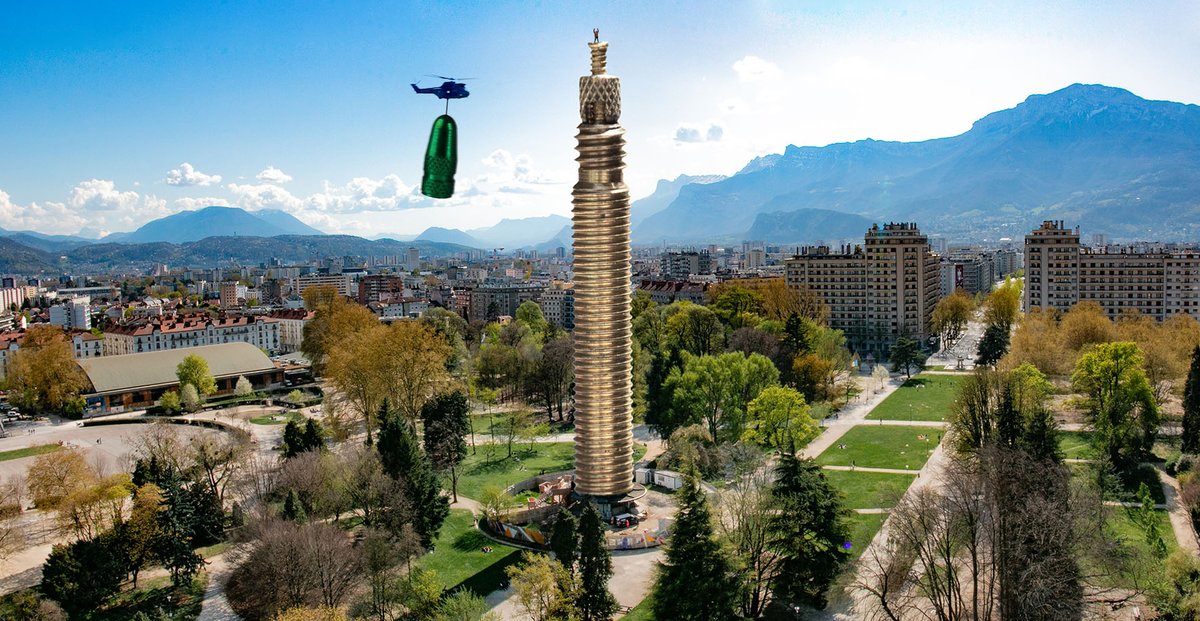 Rare image de l’installation du bouchon de la nouvelle Tour Perret de Grenoble, rebaptisée Tour P'rresta depuis que la ville a été consacrée Capitale du Vélo au #BarometreVelo2021 de la <a href="/FUB_fr/">FUB</a> !

En hélico a pédale bien sur...