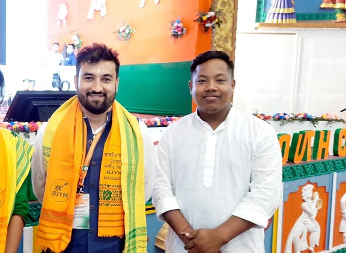 MonoranjanRay7's tweet photo. ভাৰতীয় জনতা যুৱ মৰ্চা অসম প্ৰদেশৰ সন্মানীয় ৰাজ্যিক সভাপতি মাননীয় শ্ৰীযুত সিদ্ধাঙ্কু অংকুৰ বৰুৱা ডাঙৰীয়ালৈ ওপজা দিনৰ অযুত শুভকামনা জ্ঞাপন কৰিলোঁ।

মা মহামায়াৰ ওচৰত আপোনাৰ সু-স্বাস্থ্য আৰু দীৰ্ঘায়ুৰ বাৱে প্ৰাৰ্থনা জনালোঁ।।

@SidhankuBJYM 
@BJYMAssamPrdsh
@pm_saiprasad https://t.co/hpzf9hSHv0