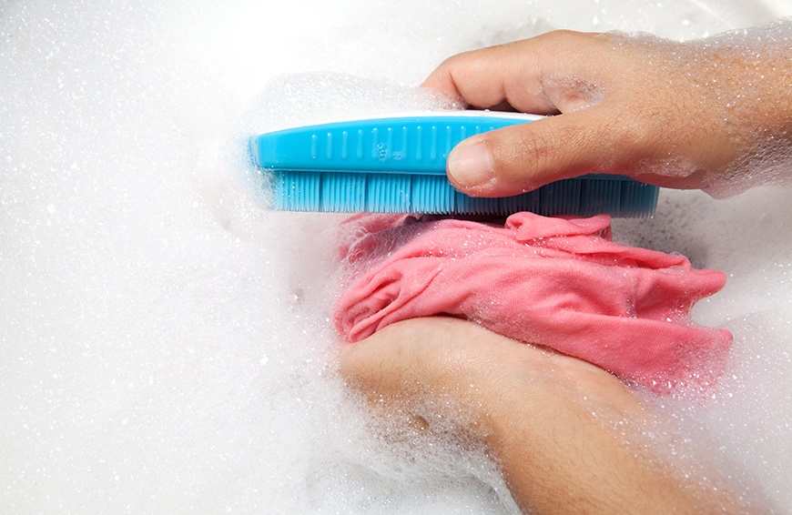 Мыть и одевать. Woman wear rubber gloves. Диспенсер wash your hand. Мыть руки. Моют одежду с руками.