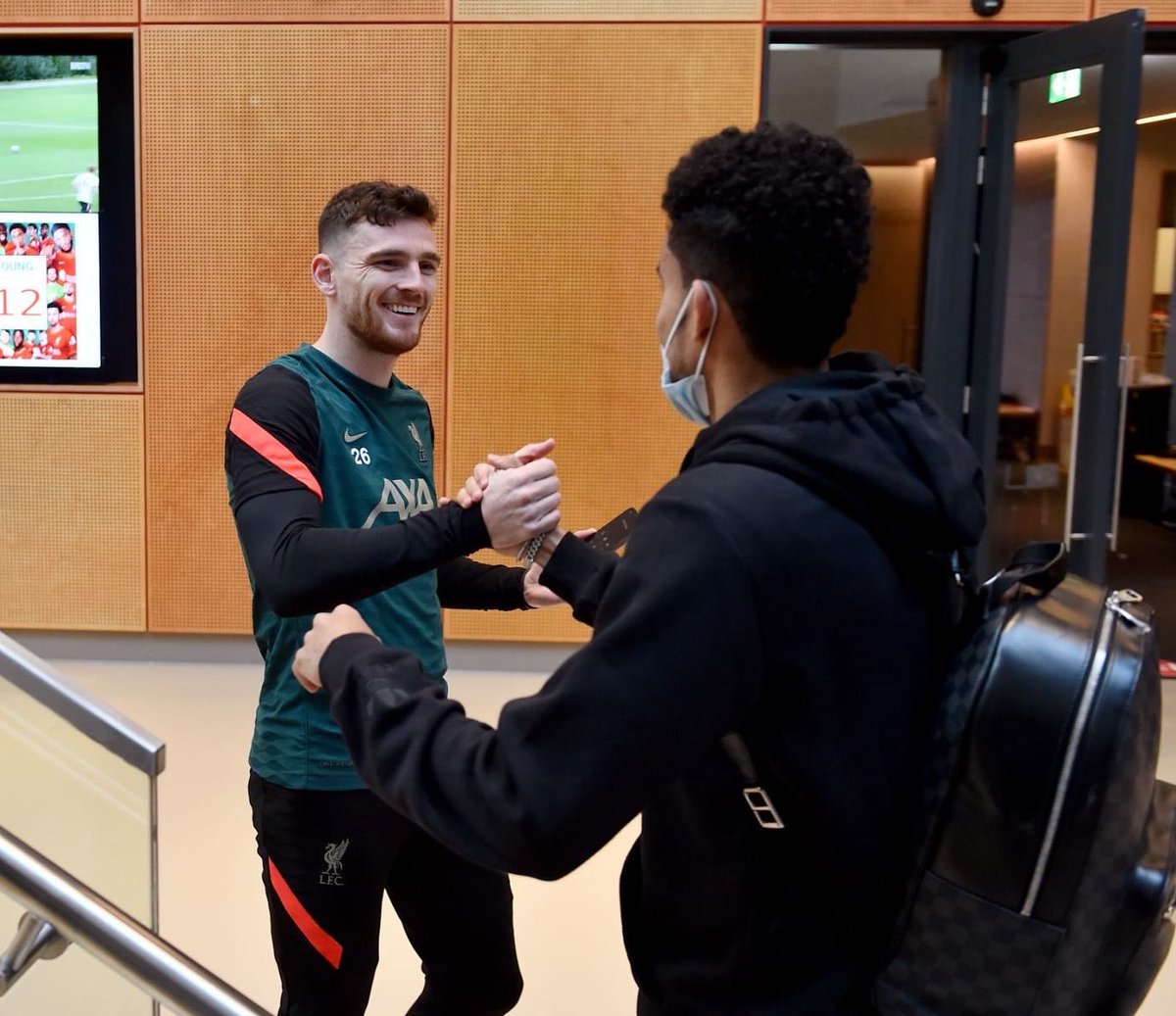 "Mi español no es bueno y él (Luis Díaz) no habla escocés, pero hoy lo hicimos funcionar. En su primera sesión le vi volar y pensé que estará bien aquí. Para ser su primer partido, ha estado excelente": Andrew Robertson, lateral izquierdo del Liverpool

👉bit.ly/3oEMZOs