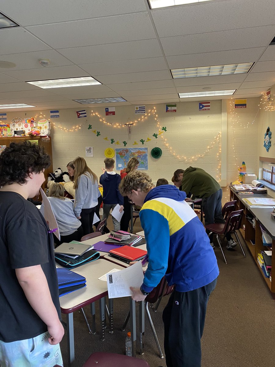 Haley_McL9's tweet photo. Great convos happening in this pic! Asking what they like to do & eat to plan a birthday party. #GetUpAndLearn #SpanishInRealLife https://t.co/rD7evVmRbg