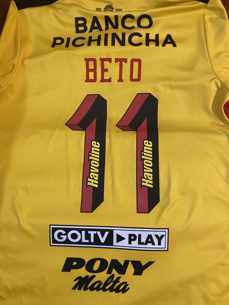 RafaBfdv's tweet photo. Gran regalo de cumpleaños, ver al @AlfaroMoreno conversar con el y que te regale la camiseta de @BarcelonaSC 2022 🙌🤩 #BarcelonasSC https://t.co/mD4GwVGLxq