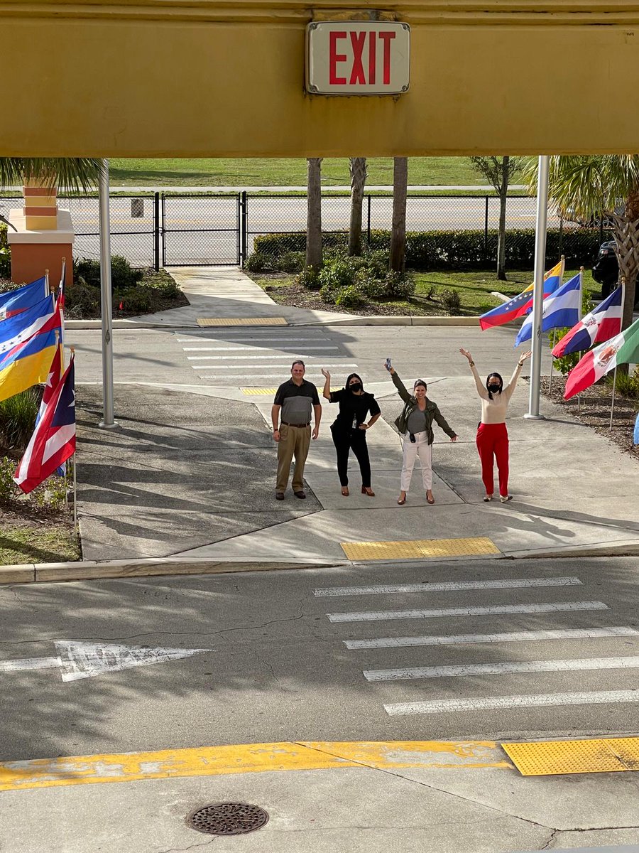 Vanmar1525's tweet photo. 🎉Celebramos la diversidad de culturas 💃🏽 Nuestros estudiantes enriquecen nuestra escuela. 
Subetubandera🇵🇷 https://t.co/ZwkwtUUmMv