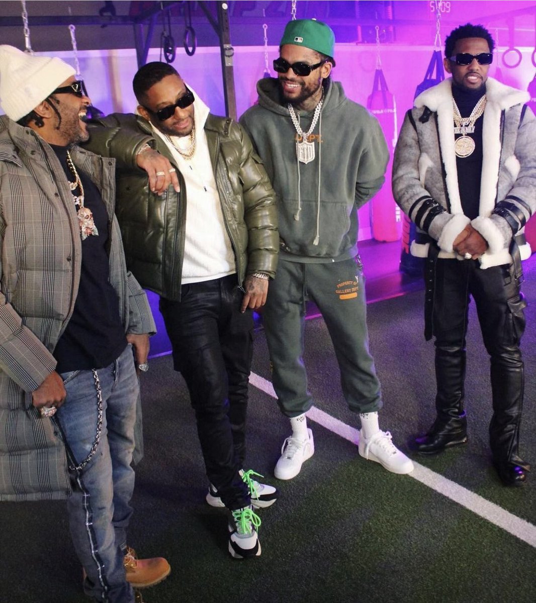 jimjonescapo's tweet photo. Wht pay for models when u got gang
Perfect product shot
#AMeanDarkPair #HaterBlockers #vamps #shadey #VLframes #DarkBoySgang @VINTAGEFRAMES
This was a pic from last nights video for "Betty White" off tht "Gangsta Grillz" ft @DaveEast @mainohustlehard @myfabolouslife #FitLit https://t.co/z55i2lB5zd