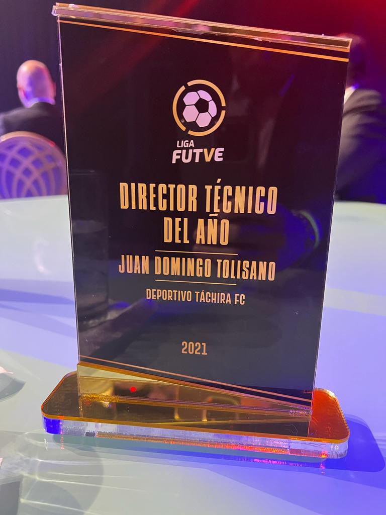 Quiero agradecer a la junta directiva  <a href="/LigaFUTVE/">Liga Banco de Venezuela</a>  y la <a href="/FVF_Oficial/">FVF</a> por el reconocimiento, al <a href="/DvoTachira/">Deportivo Táchira FC</a> por una etapa inolvidable para mi vida profesional. Esto se logró gracias al trabajo de ese grupo formidable de jugadores  y todo Mi Cuerpo Técnico.