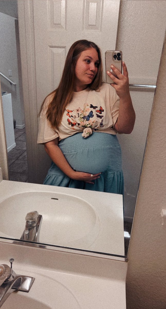 savannahh2016's tweet photo. 27 weeks down, 13 to go 💗 https://t.co/9A2TAnEJcw