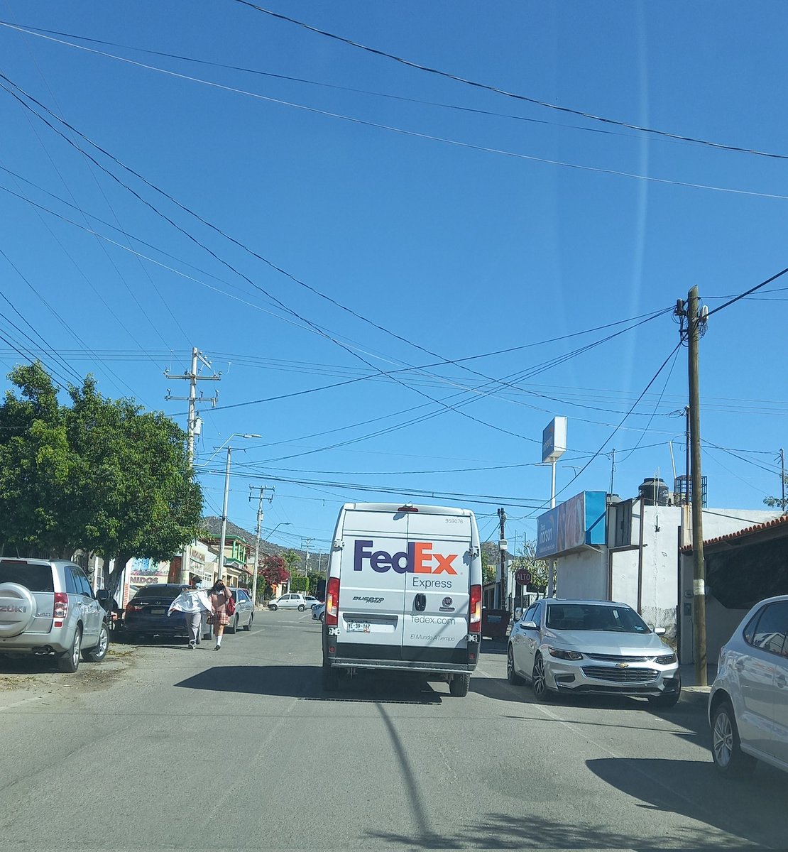 aventher's tweet photo. Hola @FedEx solo 2 minutos le hubiera tomado estacionarse.
Prefieren hacer la entrega sin importarles los demás. https://t.co/cIQ2chP3he