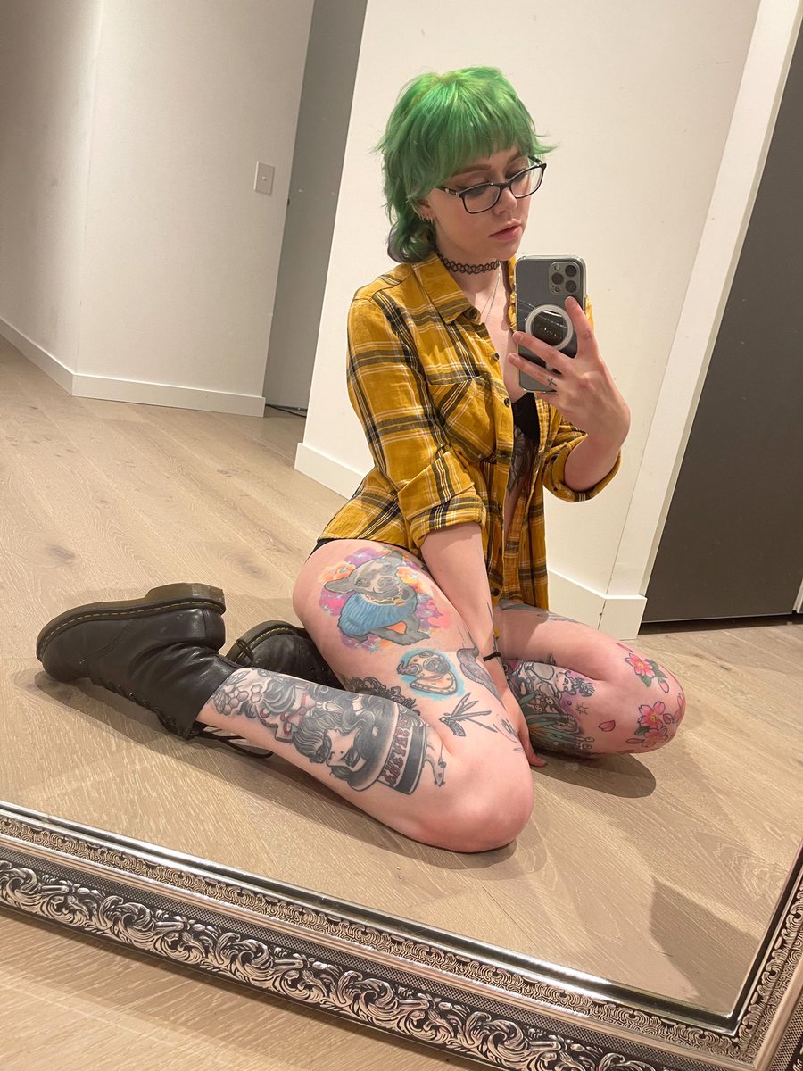 EveyDantes's tweet photo. All I want is an emo girl https://t.co/sIDiZgdZOo