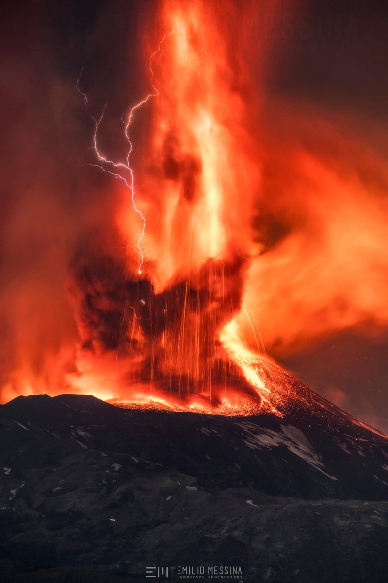 Lasiciliaweb's tweet photo. Fulmini vulcanici e fontane di  lava: la spettacolare eruzione dell’Etna (foto Emilio Messina) #etna #sicilia #sicily #italia #italy https://t.co/4CkG4CbAET