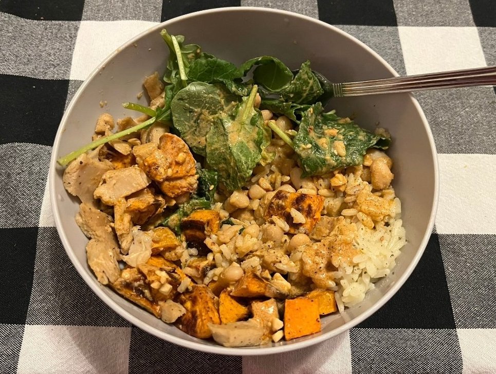 SUBMISSION #12 from @reason_it 

9/10 

Our highest scorer to date &amp; deservedly so. Bursting w/flavour, generous application of delicious looking sauce &amp; squash cooked to perfection. Creator of dish is clearly not here to play games. I salute this effort

#vegan #ratemyveganplate