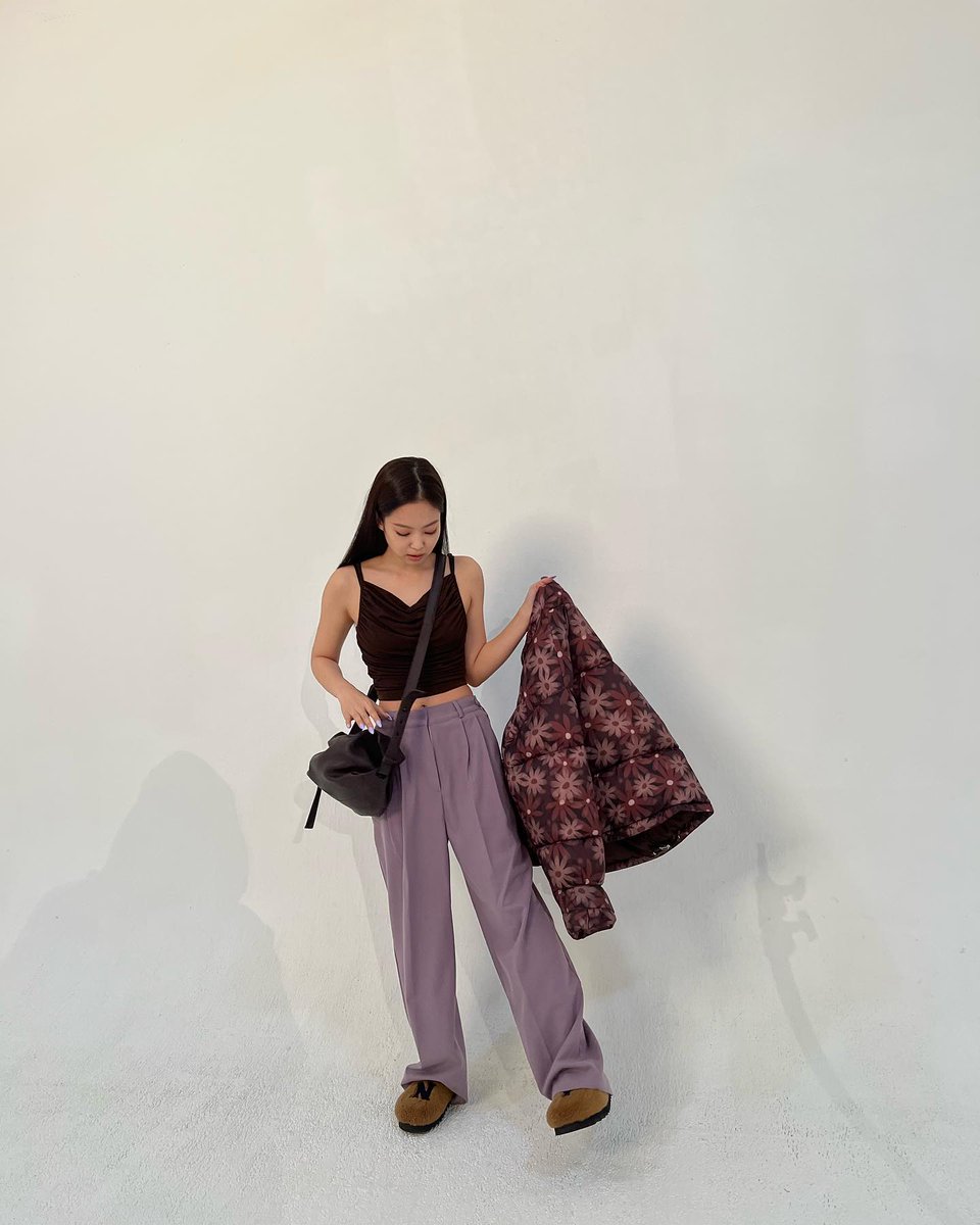 brforpinks's tweet photo. ★ ꒰ adivina el mv ! ꒱ 🖥️

dinámica para aumentar el br de jennie 

empiezo a los 8 rts 

—
블랙핑크 제니 #JENNIE #제니 #김제니 #BLACKPINK #블랙핑크 @BLACKPINK https://t.co/TBgXQCAG47