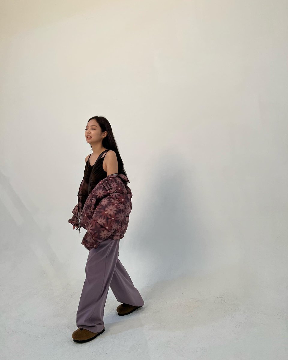 brforpinks's tweet photo. ★ ꒰ adivina el mv ! ꒱ 🖥️

dinámica para aumentar el br de jennie 

empiezo a los 8 rts 

—
블랙핑크 제니 #JENNIE #제니 #김제니 #BLACKPINK #블랙핑크 @BLACKPINK https://t.co/TBgXQCAG47