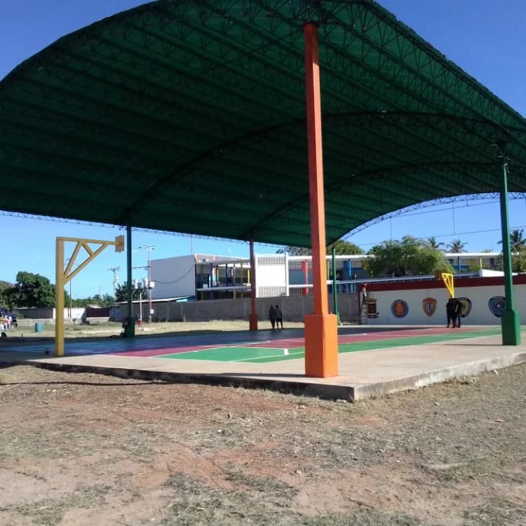 AlcaldiadeMara's tweet photo. Como parte del fortalecimiento de los Cuadrantes de Paz, la Alcaldía Bolivariana de Mara, con el apoyo de Polimara, CPBEZ,SEBIN, GNB, PNB Y CICPC, rehabilitó la cancha de usos múltiples del sector El Uveral, ubicado en la parroquia San Rafael. 
#CuadrantesDePaz
#10Feb https://t.co/2khGSkiWpe