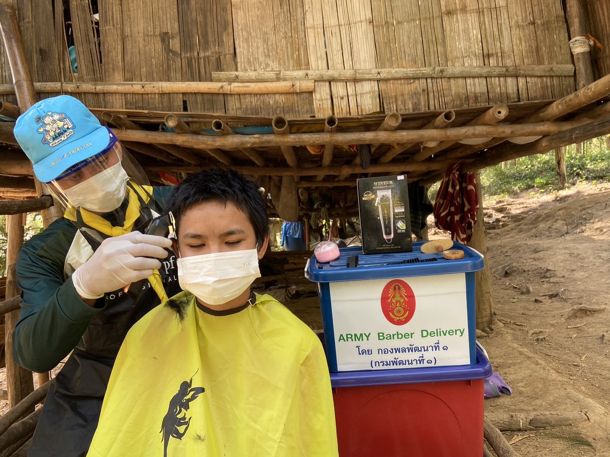 1st_Army_Area's tweet photo. “Army barber Delivery” 

เมื่อวันที่ 10 ก.พ. 65
พล.พัฒนา 1 โดย กรม.พัฒนา 1 ออกให้บริการ #ตัดผม ถึงหน้าบ้าน เพื่อช่วย #ลดภาระค่าใช้จ่าย ในช่วงสถานการณ์การแพร่ระบาดของโรคโควิด - 19 ให้กับเด็กๆ ในพื้นที่ บ.ห้วยกระวาน ม.6 ต.ตะนาวศรี อ.สวนผึ้ง จ.ราชบุรี
#กองทัพภาคที่1 https://t.co/CXGPIBFuWY