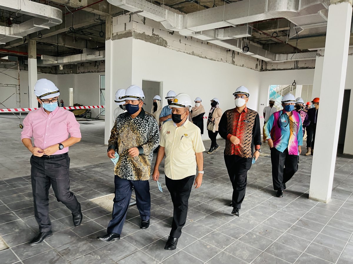 JKRMelaka's tweet photo. 10/2/2022 Lawatan  KSU KPT diiringi Datuk Pengarah JKR Melaka ke tapak Projek Bangunan Fakulti Kejuruteraan Utem , Melaka.

@bukitmulia
@MOWorks
@JKRMalaysia
@SulaimanMdAli1 https://t.co/mJVvzn50vx
