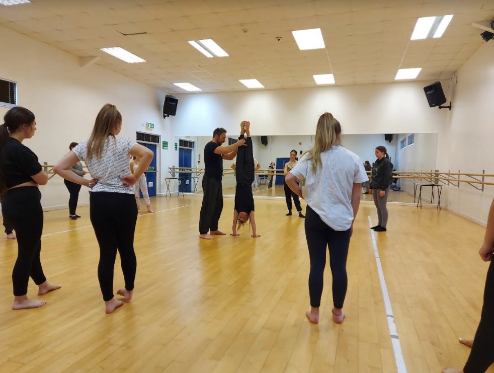 PDSW_org's tweet photo. Professional Dance Circus company work with local BTEC students.

For more information on how your school can get involved with us, please contact Matt, our Young People's Producer at: matthewh@pdsw.org.uk 

@pdsw_org @jolivyann @thebpcollege
#pdsw #learningassociates #youthdance https://t.co/Wy6WQPW30p
