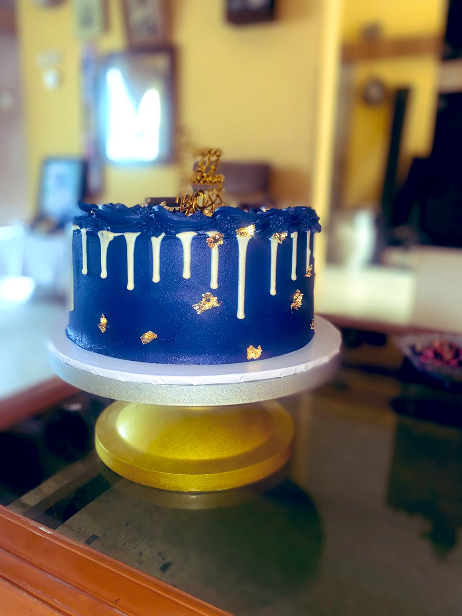 Cruzcatering01's tweet photo. Good morning from my camera and turning table😁😉
Abeg make una come patronize me oh.
#cake #cakes #baking #drip https://t.co/agcJwcEgGu
