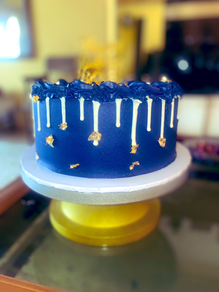 Cruzcatering01's tweet photo. Good morning from my camera and turning table😁😉
Abeg make una come patronize me oh.
#cake #cakes #baking #drip https://t.co/agcJwcEgGu