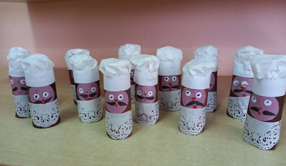 Повар для нас приготовит котлеты,
Торт испечёт и мясные рулеты.
Словно волшебник на кухне творит,
Будет отличный у всех аппетит.
На этой недели беседовали по теме "Труд повара",ходили на экс курсию на кухню,посмотрели как они трудятся и подвели итог-сконс труировали поварят.