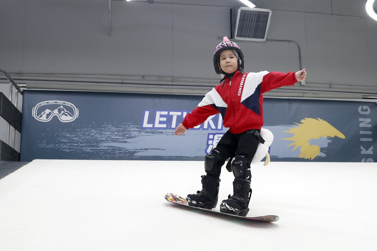 #Beijing2022 #OlympicWinterGames have aroused people’s interest in #wintersports. In #Songjiang, indoor #ski venues are popular now. Children are passionate about #snowboarding after watching #Chinese #snowboarder Su Yiming's outstanding performance. #sports #shanghai #china