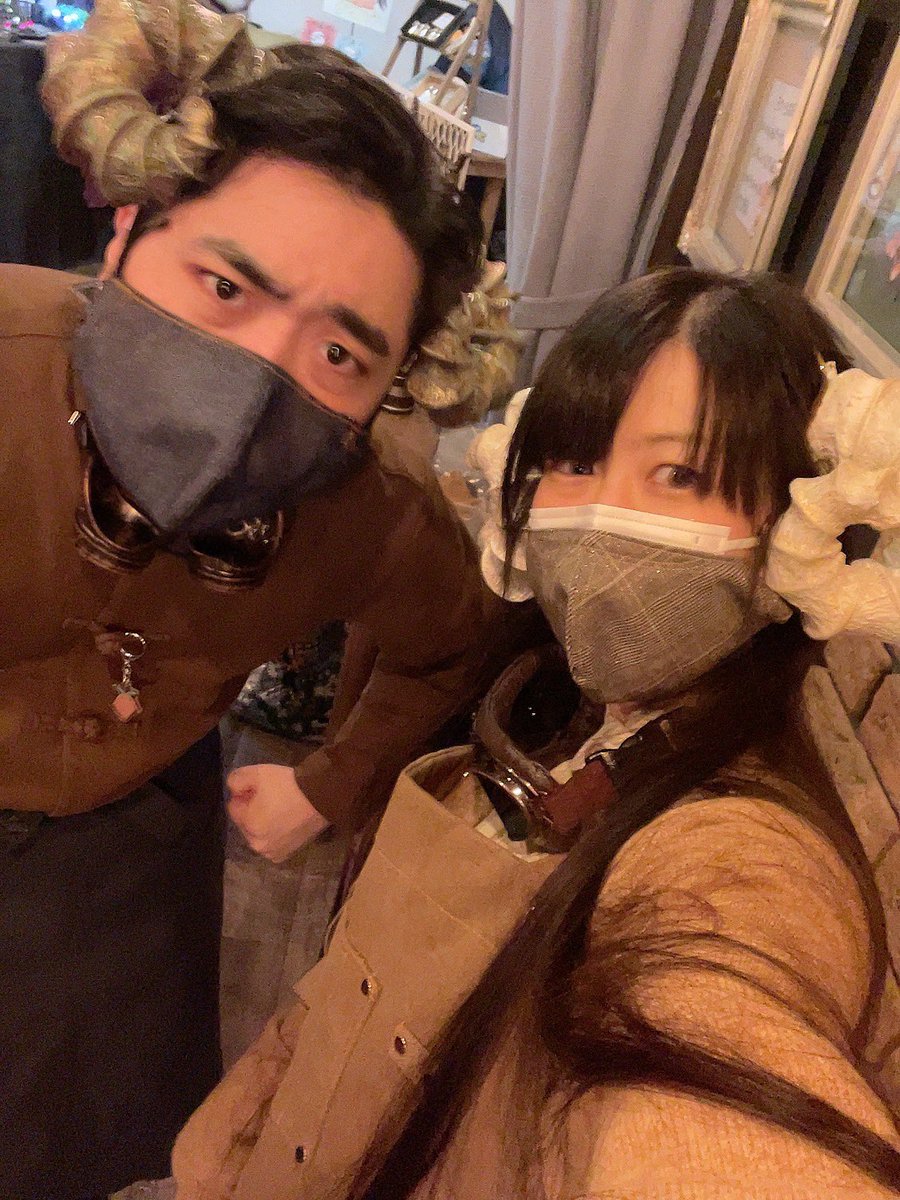 akamegauchi's tweet photo. 想像以上の数のオーダーを頂いております…！✨
皆様とファンタジーあるあるを語るのも、死ぬほど悩みながら試着してくださるお客様と一緒に一生悩むのもめっっちょ楽しいです！！！
最後の3部もお待ちしております♡

これは前髪を切った山内と何故かちょっとブレる竹田航！
#幻想マーケット #百眠未 https://t.co/l45bvYrMg2