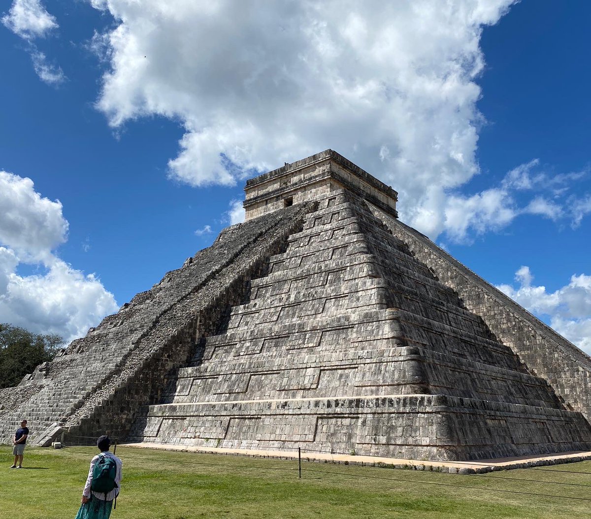 chriszka's tweet photo. I’m at Chichen Itzá! The pyramid is built by the Mayans, not the Aztecs, but I can’t look at those 91 steep stone steps &amp; not think of the Commodore 64 classic ‘Aztec Challenge’. 

My first favourite game &amp; the coolest 8bit soundtrack ever.

#aztecchallenge #retrogaming #UNESCO https://t.co/KIpFCDPf59