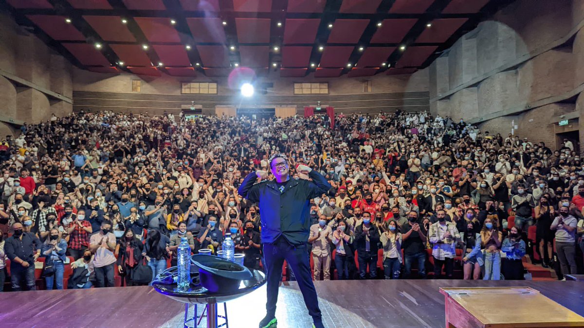franco_esca's tweet photo. ¡Gracias Medellín, una noche mágica!
Un gusto poder ver a mi hermano @LokilloFlorez y a @jptrova123
@lamolechida
#2de7
#diabloparcero https://t.co/xFWqE0Hrqs