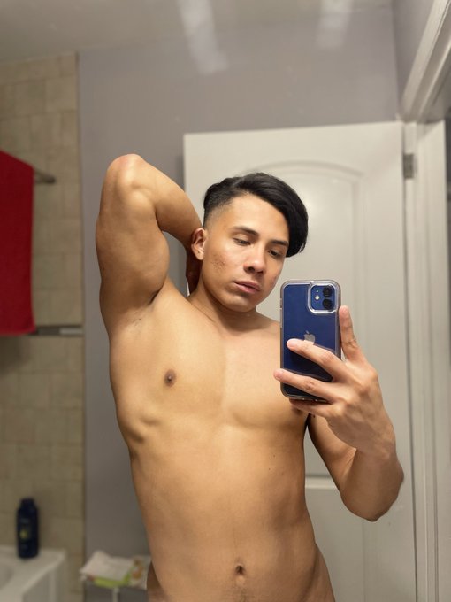 Watch ERICKITO BUBBLE 🍑's leaked NSFW photo on TwXstars