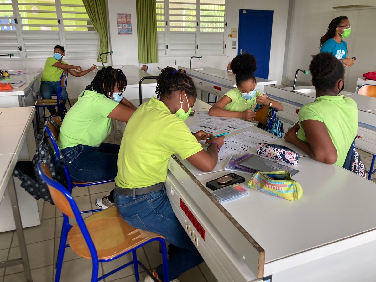 Petite ÉniGmes &amp; Vieilles Poussières

Un mini #escapegame virtuel pour vivre et comprendre ce qu'est un jeu d'évasion : joué à distance par les élèves de <a href="/MavingaLaurie/">MAVINGA Laurie</a>, qui se sont lancés ensuite dans la création d'énigmes.
#formation

Par et sur S'CAPE : scape.enepe.fr/petites-enigme…